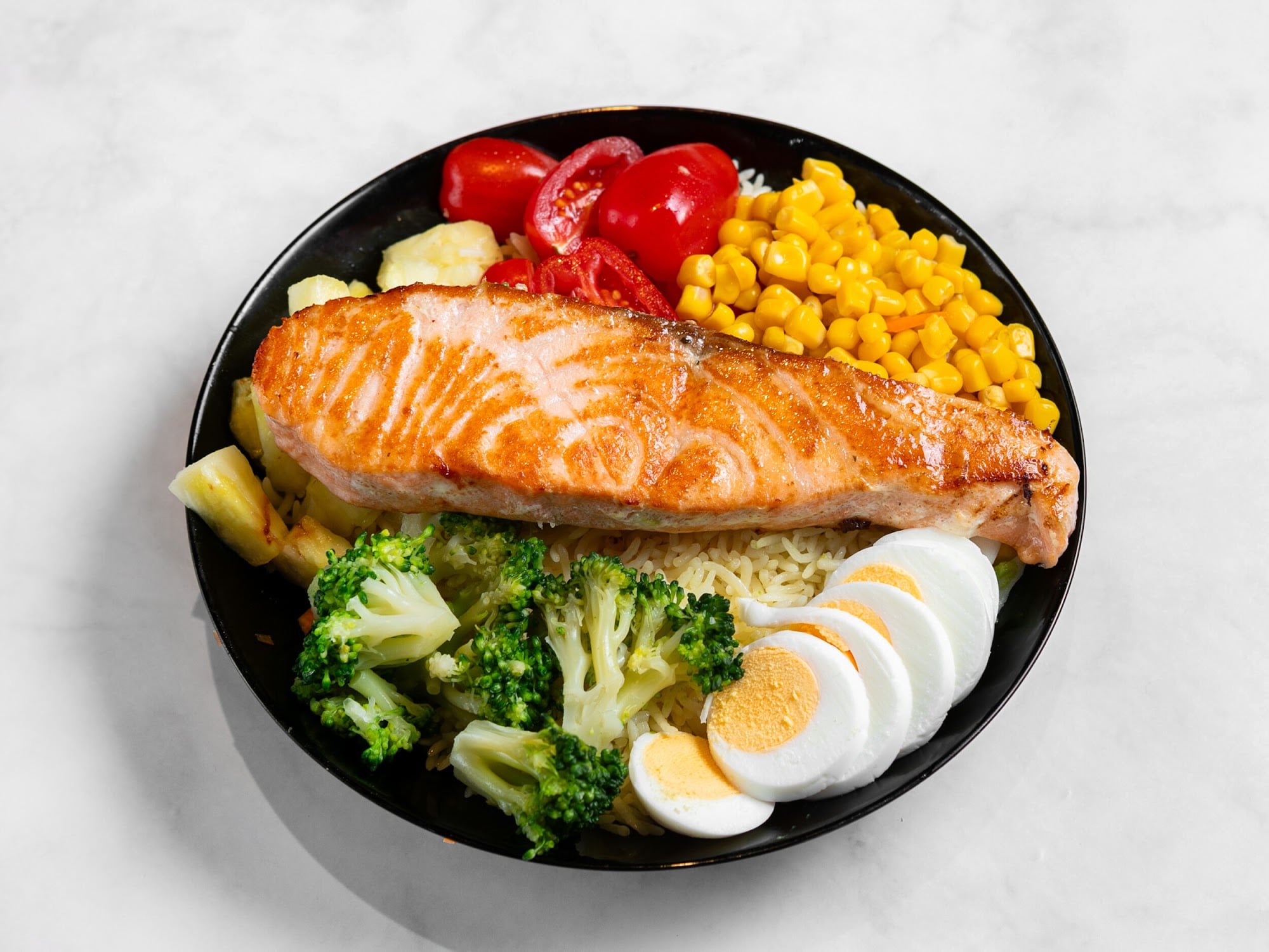 Lachs-Bowl mit Brokkoli, Ei und Mais