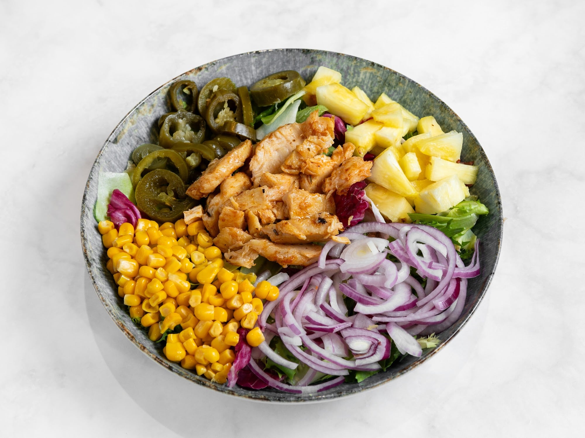 Salat mit Chicken, Mais, Jalapeños und roten Zwiebeln